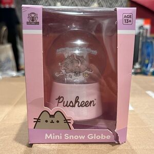 Pusheen Snow Globe